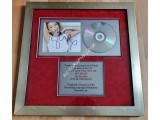 Kylie Minogue "Cant Get You Out of my Head' signed genuine autograph CD display. COA UACC