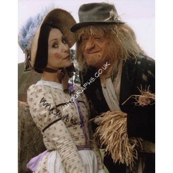 Una Stubbs Aunt Sally signed authentic genuine signature album. COA UACC