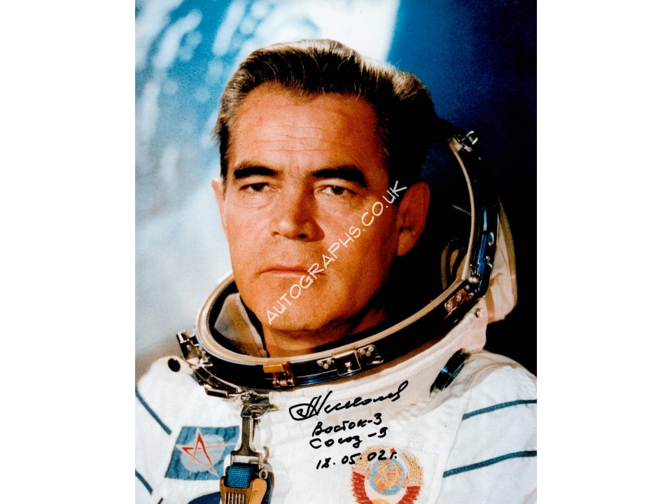 Andrian Nikolayev cosmonaut signed Genuine signature photo. COA UACC