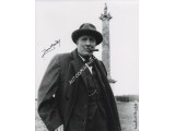 Robert Hardy Winston Churchill genuine signed authentic signature photo. COA UACC Robert Hardy Winston Churchill genuine signed authentic signature photo. COA UACC