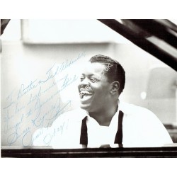 Oscar Peterson original authentic genuine signed photo. COA UACC