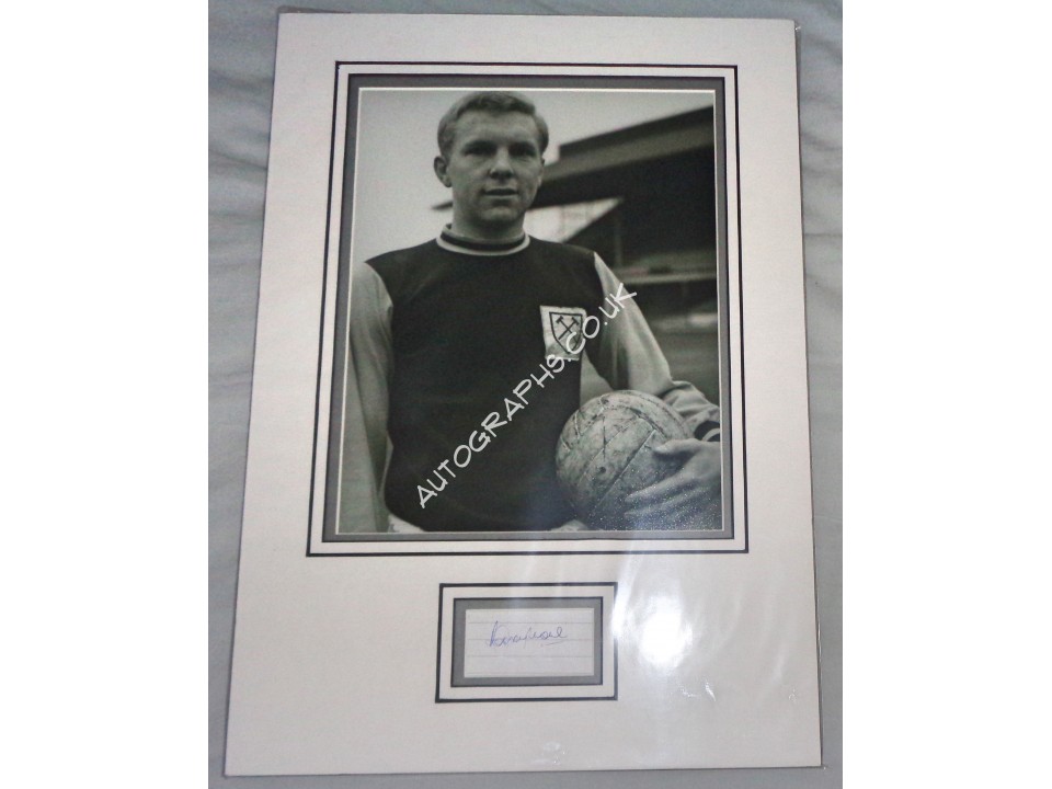 Bobby Moore WC West Ham 1966 genuine signed authentic signature & photo. COA UACC