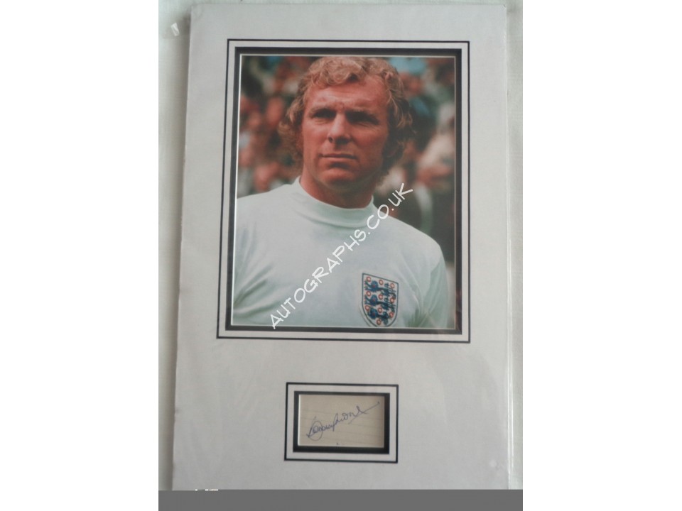 Bobby Moore WC England 1966 genuine signed authentic signature & photo. COA UACC