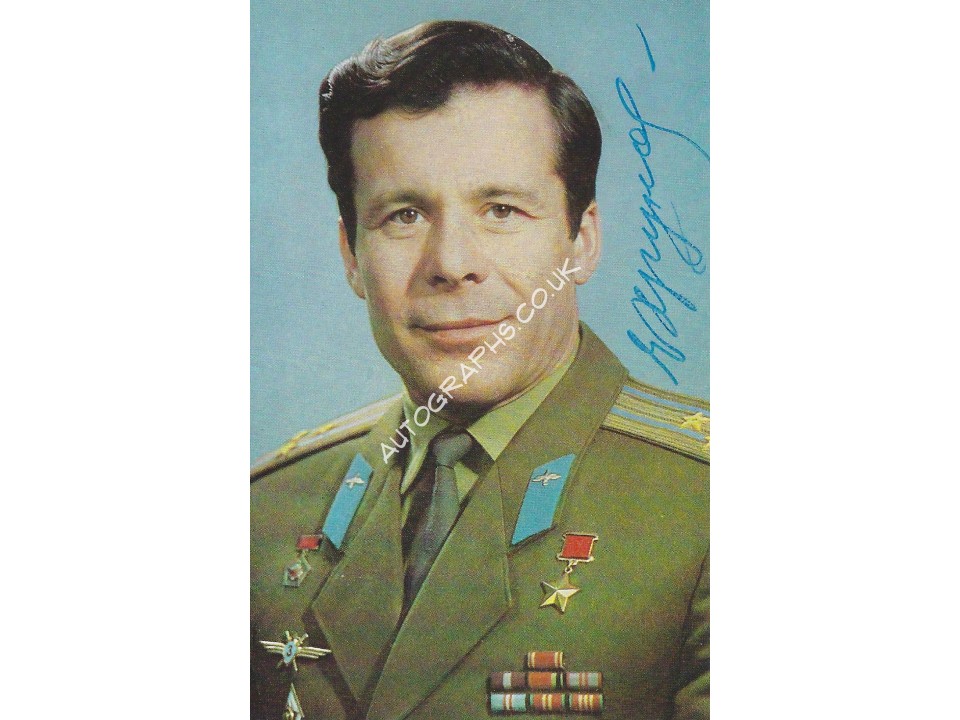 Yevgeny Khrunov Signed Vintage Russian Cosmonaut Postcard. COA UACC