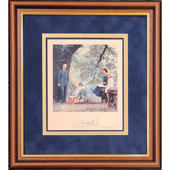 Queen Elizabeth II authentic signed genuine signature photo display. COA UACC