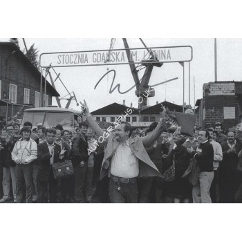 Lech Walesa Signed 12x8 Photograph. COA UACC