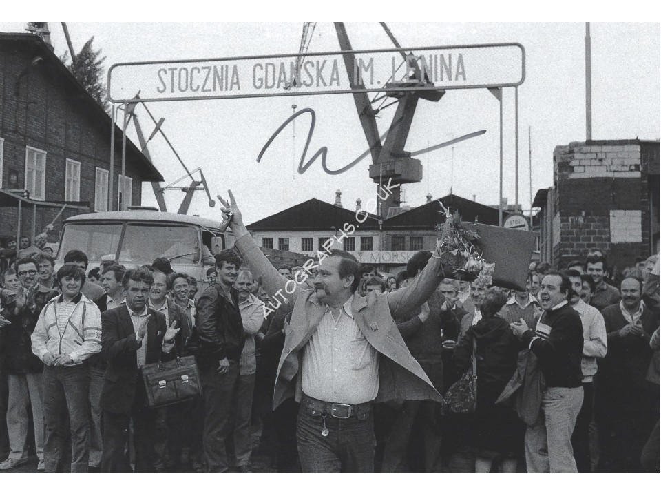 Lech Walesa Signed 12x8 Photograph. COA UACC Lech Walesa Signed 12x8 Photograph. COA UACC