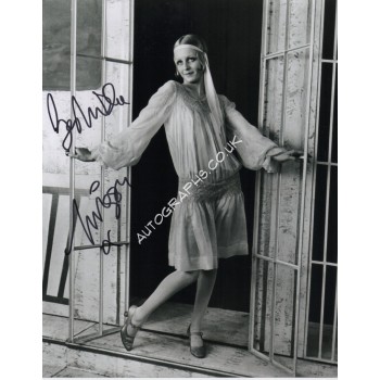 Twiggy The Boyfriend genuine signed authentic signature photo. COA UACC