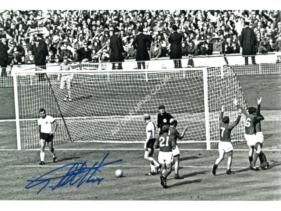 Geoff Hurst WC 1966 genuine signed authentic autograph photo 3. COA UACC Geoff Hurst WC 1966 genuine signed authentic autograph photo 3. COA UACC